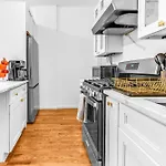 Chic Sunny Retreat In Park Slope